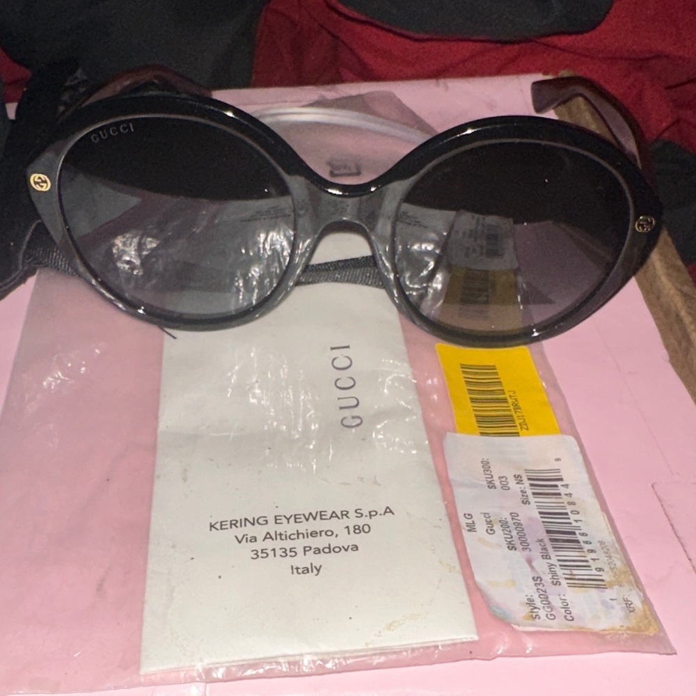 Gucci Women's Black Oversized Sunglasses - Picture 7 of 8